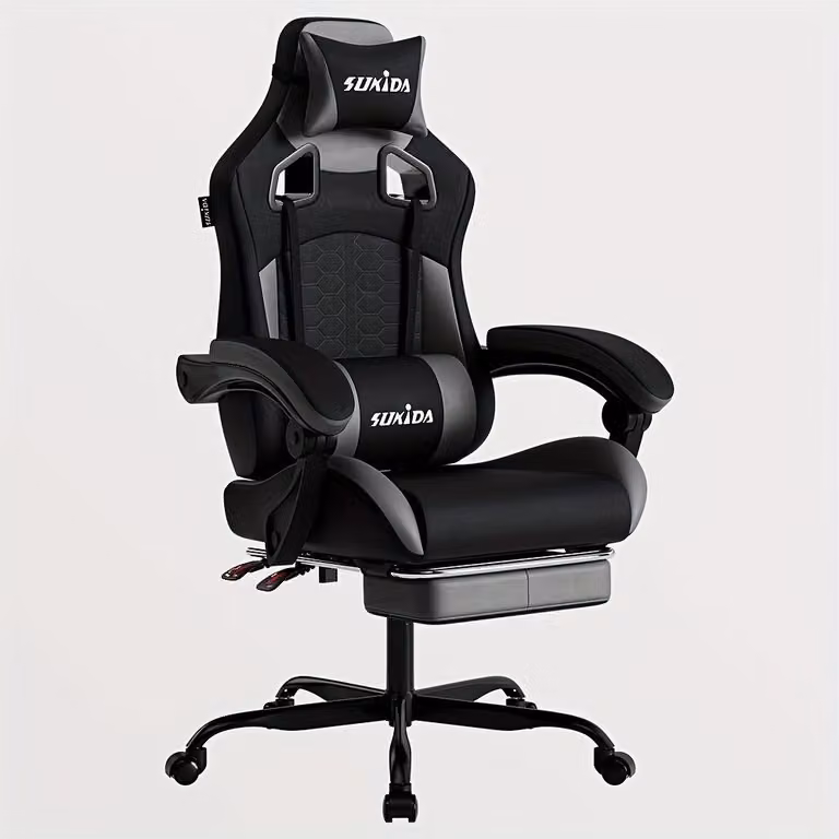 Sedia da gaming ergonomica di colore grigio scuro, con poggiapiedi e schienale regolabile