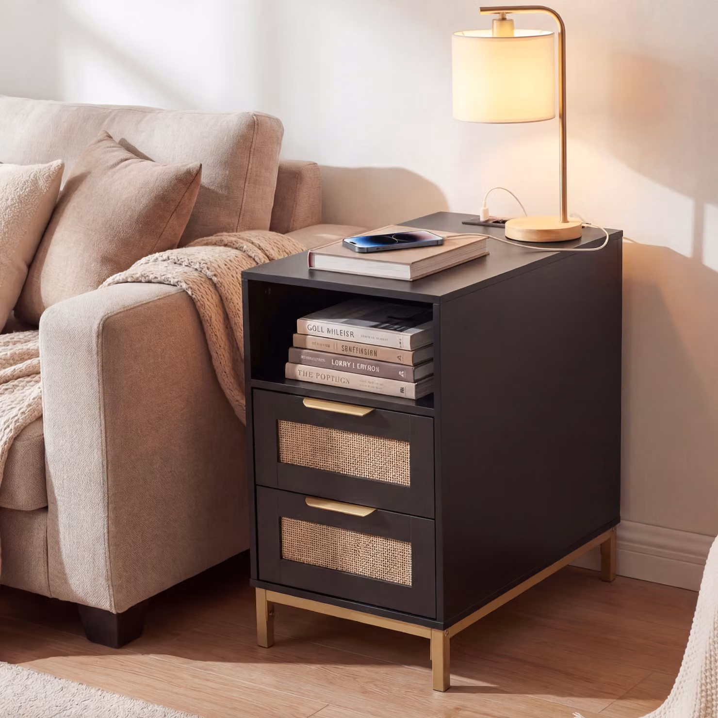 Comodino Costway in stile boho con rattan e metallo, tavolino da letto con stazione di ricarica e 2 cassetti, colore Nero