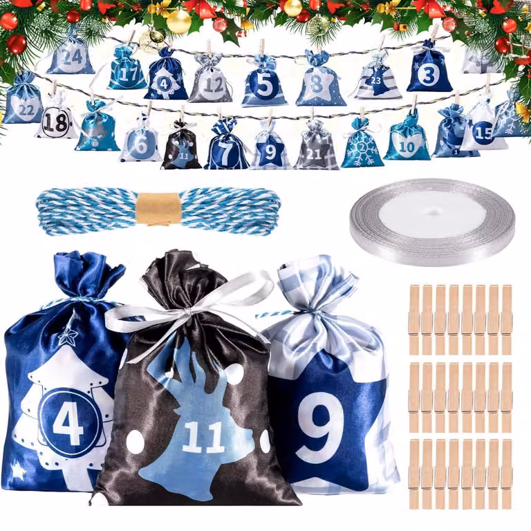 Calendario dell'Avvento da riempire, composto da 24 sacchetti di tessuto blu e grigio, dimensioni 12x17 cm, con accessori inclusi