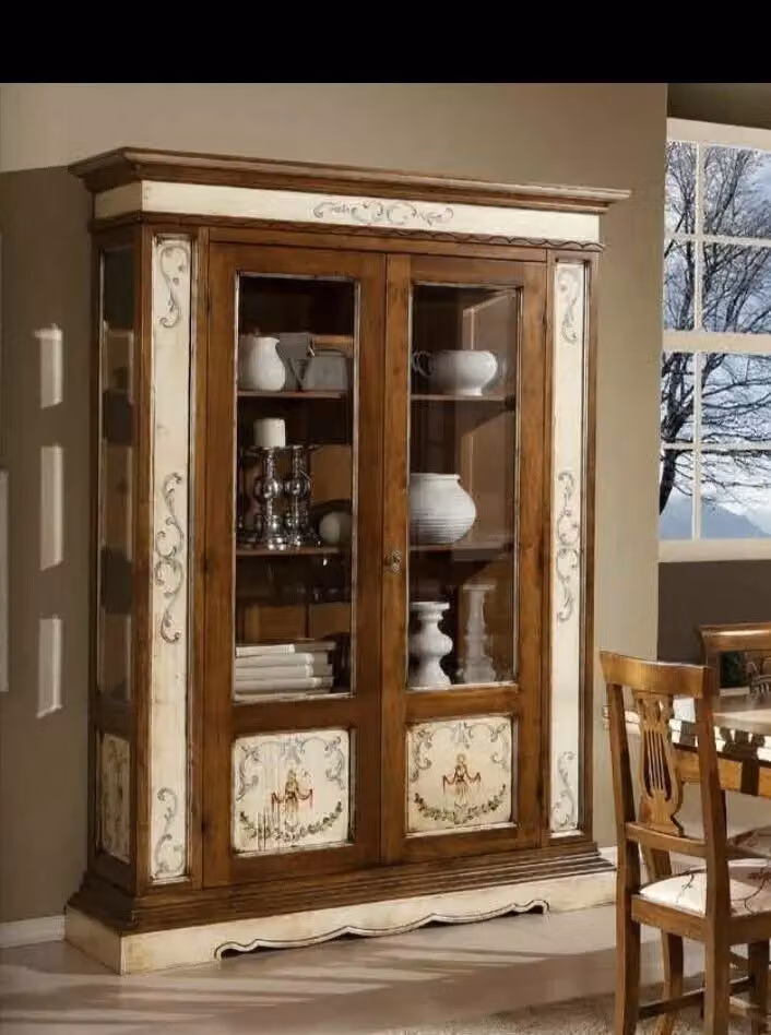 Vetrina a 2 porte in stile arte povera Mobili2g in legno dipinto decorazione floreale marrone multicolore L: 145 cm, P: 48 cm, H: 212 cm – 1