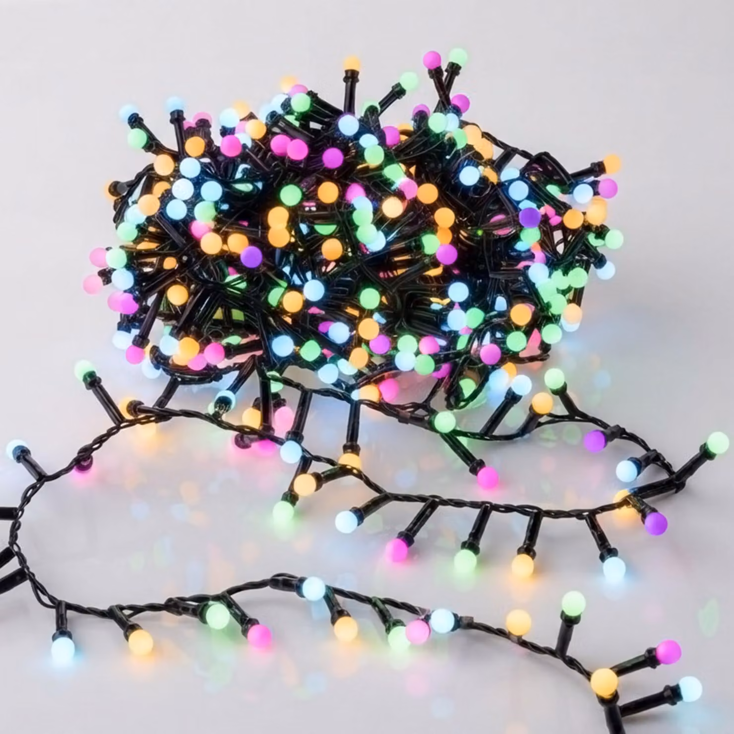 Catena luminosa a LED da 10 metri, adatta per interni ed esterni, con 500 mini sfere colorate, dotata di timer e alimentata a batteria, con 8 diverse funzioni di illuminazione