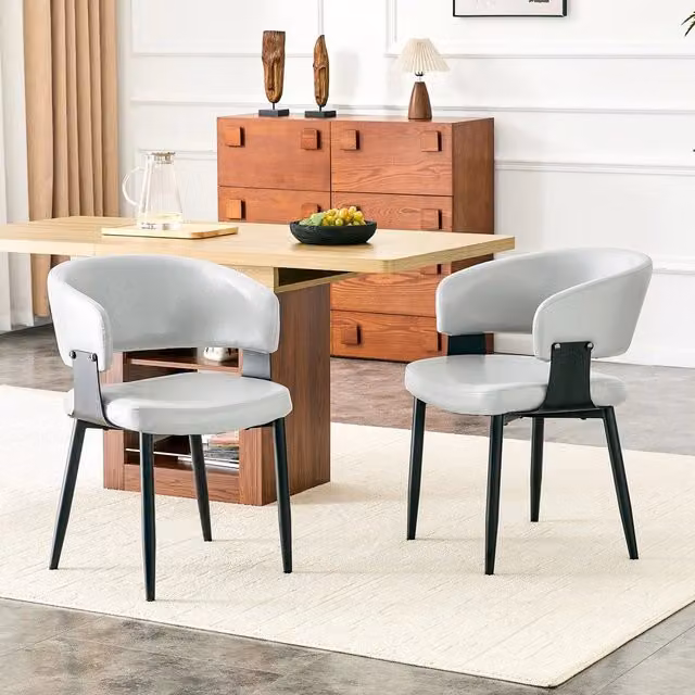 Set di 2 sedie da pranzo MINIMAL in similpelle grigia con braccioli e gambe in metallo nero opaco