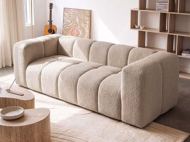 Divano a 3 posti imbottito in bouclé con braccioli, stile moderno Japandi color beige Antola
