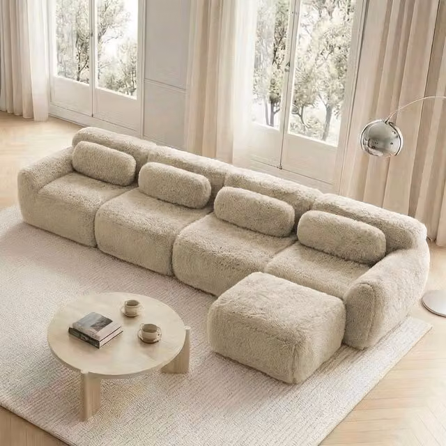 Divano angolare modulare 4 posti con chaise longue e pouf collegabile senza montaggio in tessuto peluche kaki chiaro