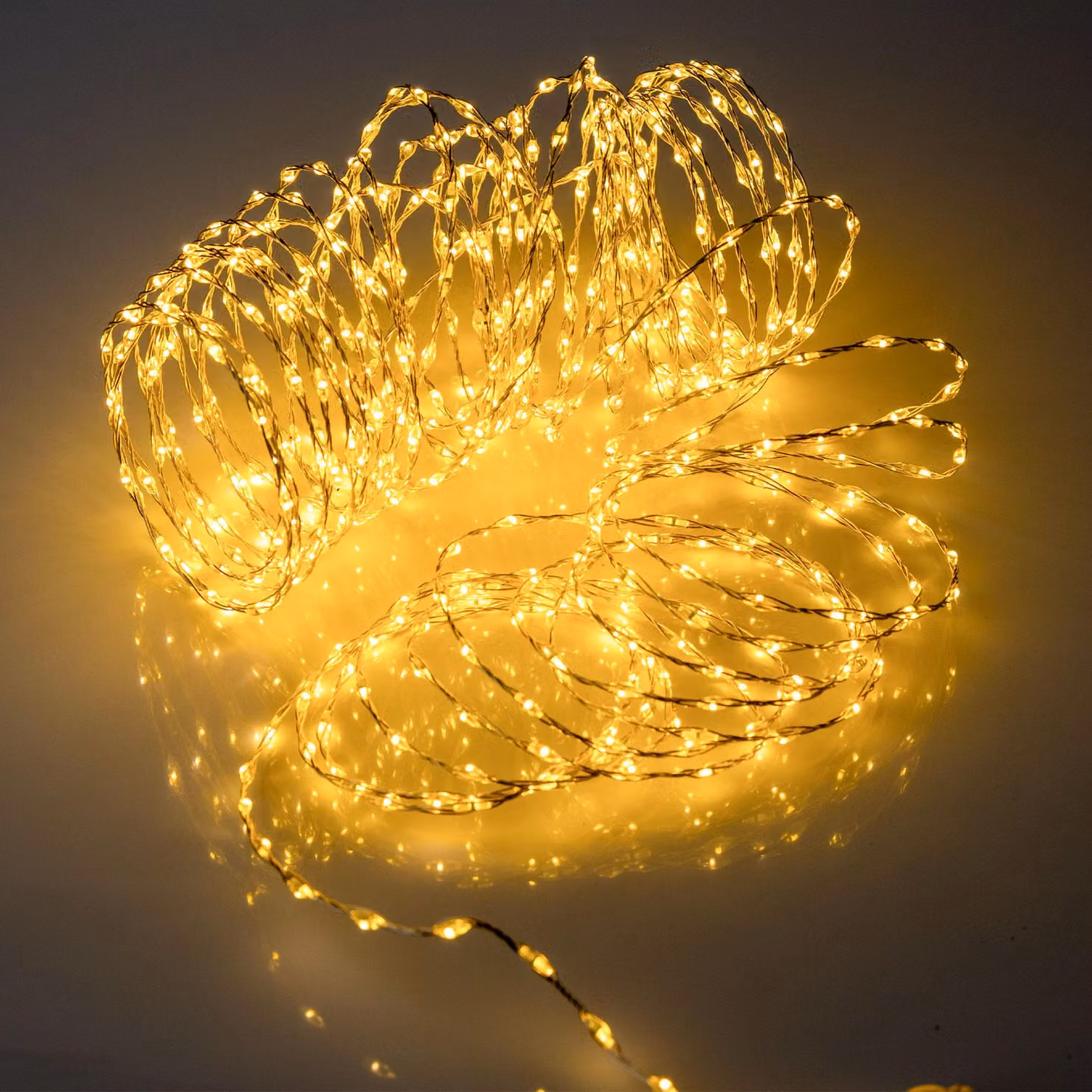 Catena luminosa a filo, luce bianca calda, particolarmente densa, con timer e funzioni - 567 LED - Filo luminoso argento di 9 metri, per interni ed esterni, con alimentazione a corrente
