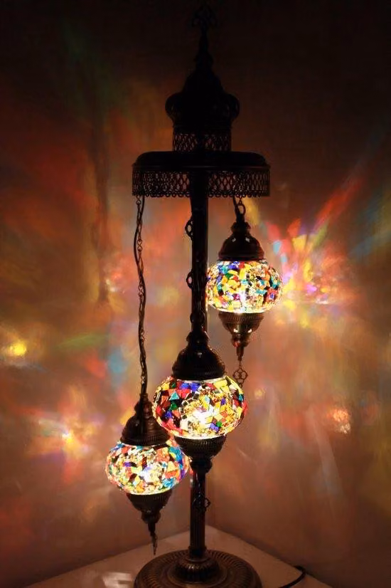 Lampada da terra turca con mosaico realizzata a mano in multicolore con 3 sfere di vetro, altezza 100 cm