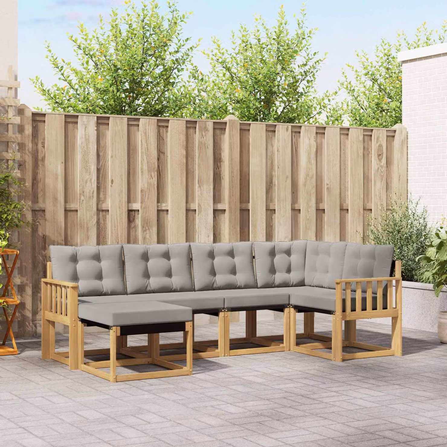 Set di divani da esterno vidaXL a forma di L composto da 6 pezzi in legno di acacia con cuscini bianchi e grigi per giardino e terrazza