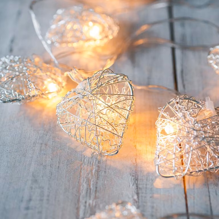 Catena luminosa a LED con 10 cuori argentati, alimentata a batteria, lunghezza 1,85 metri