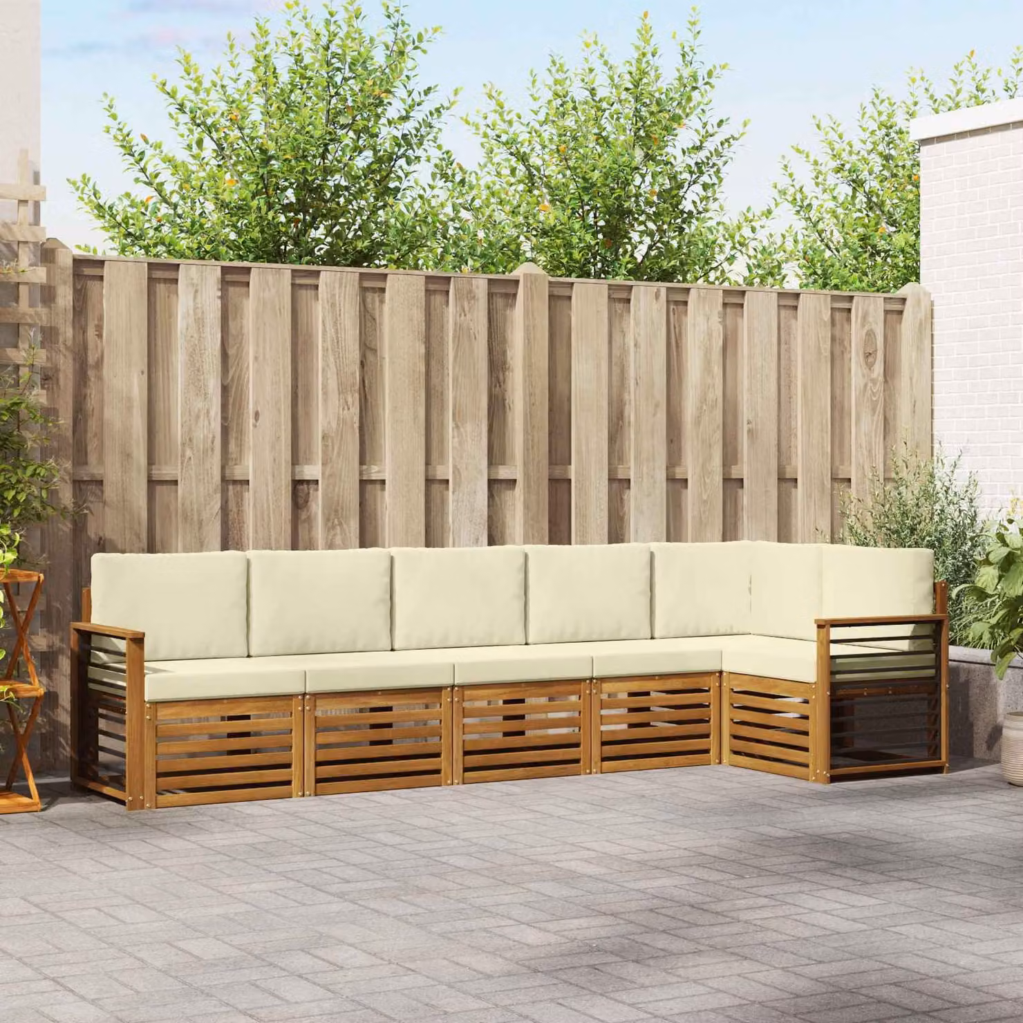 Set di divani da esterno vidaXL a forma di L composto da 6 pezzi in legno di acacia con cuscini beige e crema in poliestere resistente ai raggi UV