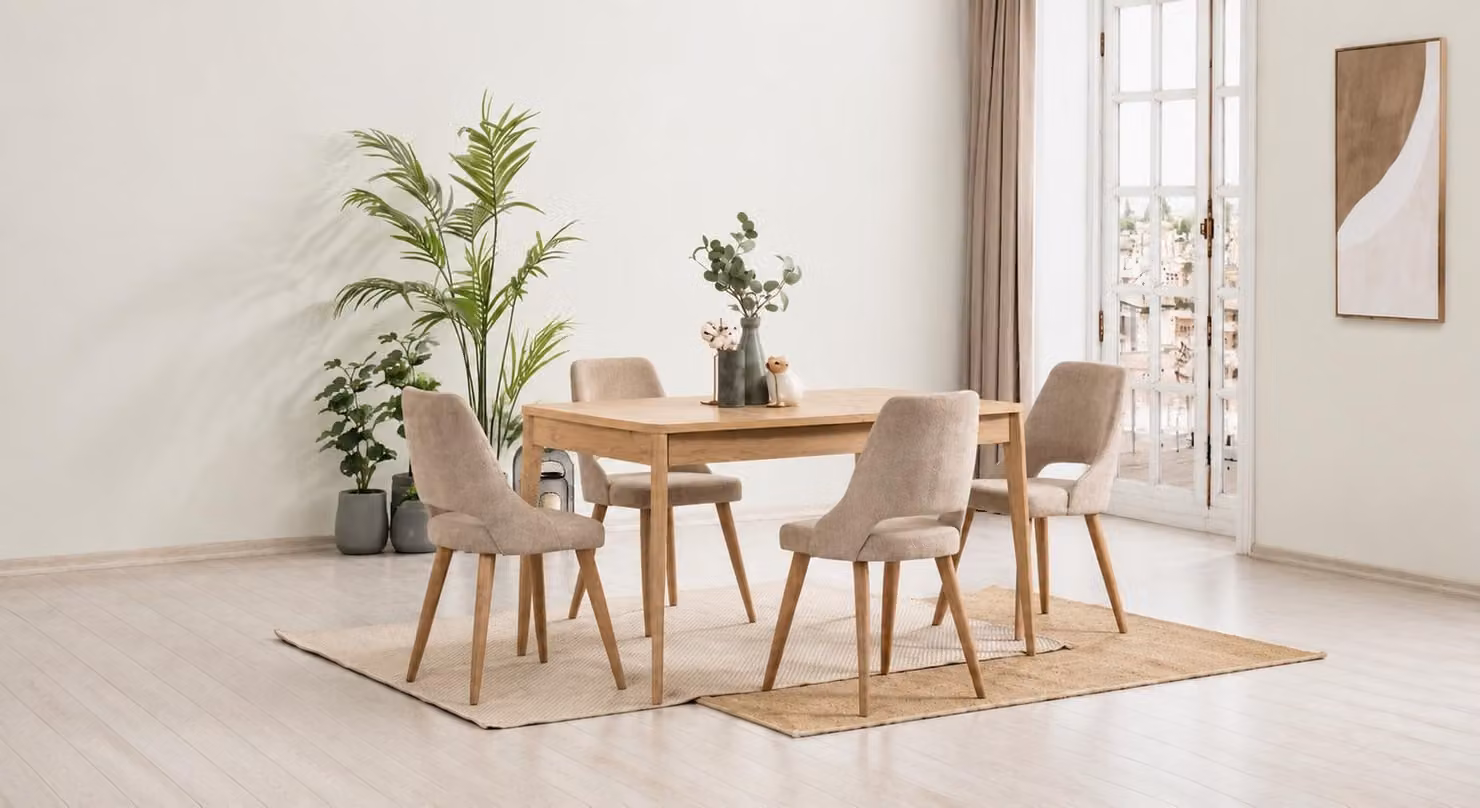 Elegante set da pranzo in legno composto da 4 sedie e un tavolo dal design moderno