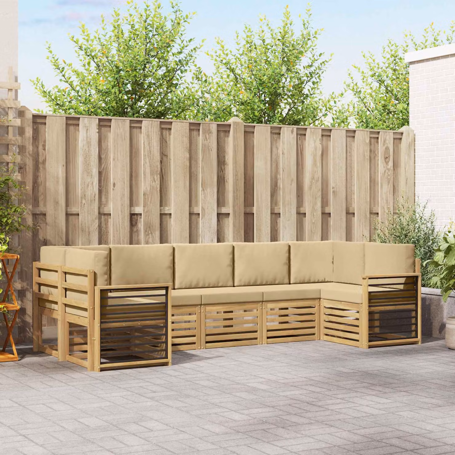 vidaXL Set di divani da esterno a forma di U composto da 7 pezzi in legno di acacia con cuscini bianchi e beige