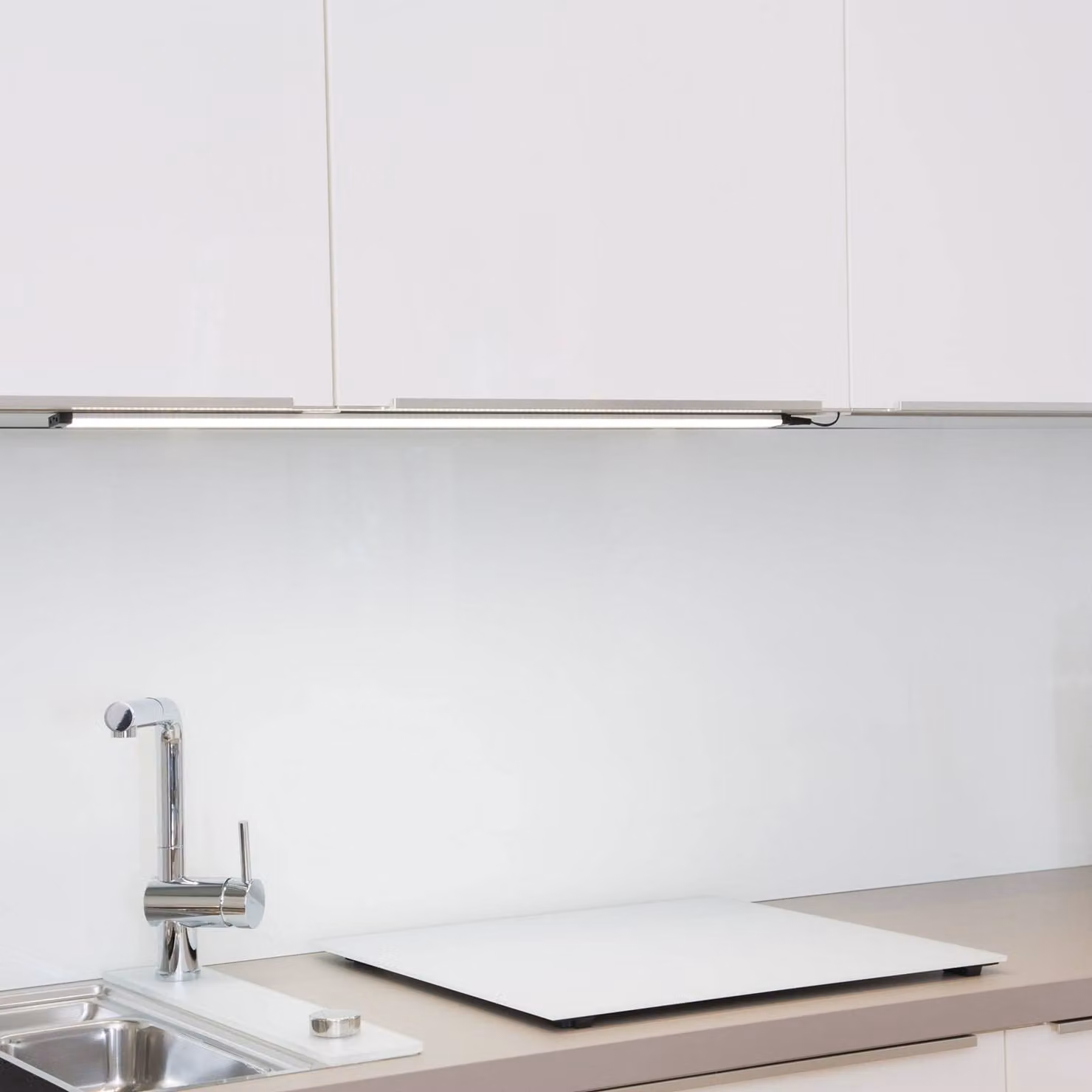 Müller-Licht Lampada LED per mobili Balic Sensor, 4.000 K, lunghezza 80 cm dimmerabile, Alluminio / Grigio / Zincato, Cucina, Alluminio, Lampade per mobili
