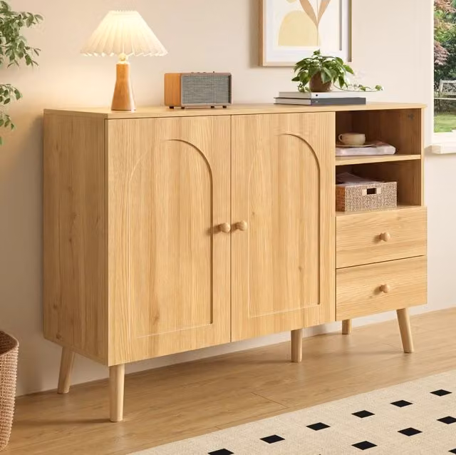 Credenza moderna con ante curve e vani multifunzione in legno beige e marrone per soggiorno e sala da pranzo