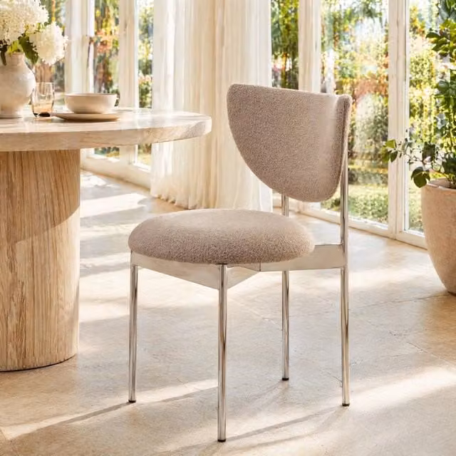 Sedia moderna Mivray in tessuto beige con struttura in metallo lucido per cucina