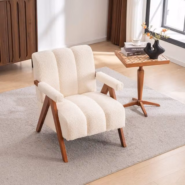 Poltrona in bouclé con braccioli e struttura in legno massello di quercia con imbottitura in schiuma, beige