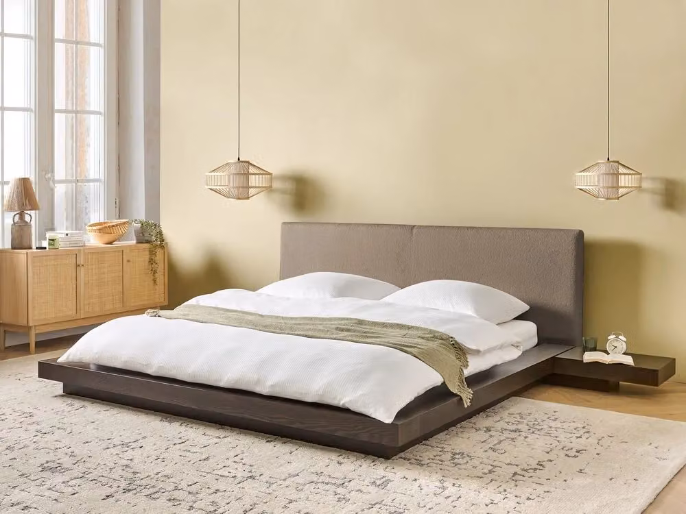 Letto matrimoniale ad acqua BELIANI in stile giapponese con testata e comodini in legno e tessuto bouclé tortora, L/P: 180 x 200 cm – 2
