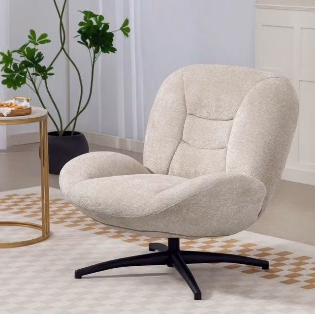 Poltrona girevole imbottita con rivestimento in tessuto color crema e base in acciaio