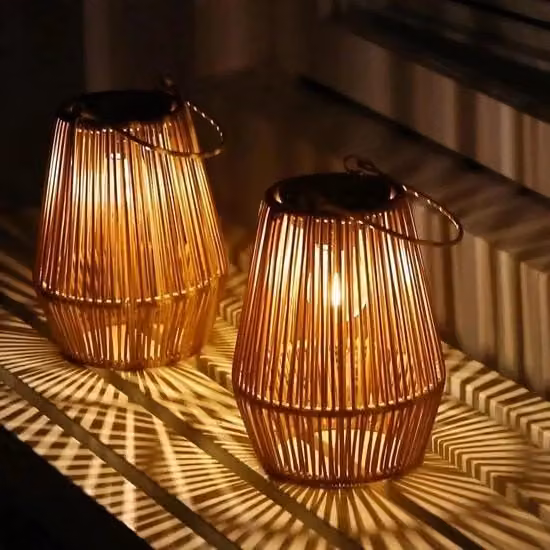 Set da 2 lampade solari a lanterna in rattan marrone con luce LED bianco caldo per esterno e giardino con protezione IP65