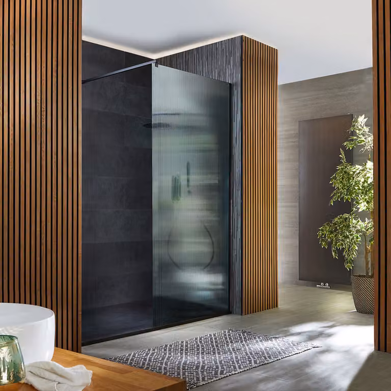 Box Walk-In Nero Vetro Scanalato Con Piatto Grigio Chiaro 1100x700mm