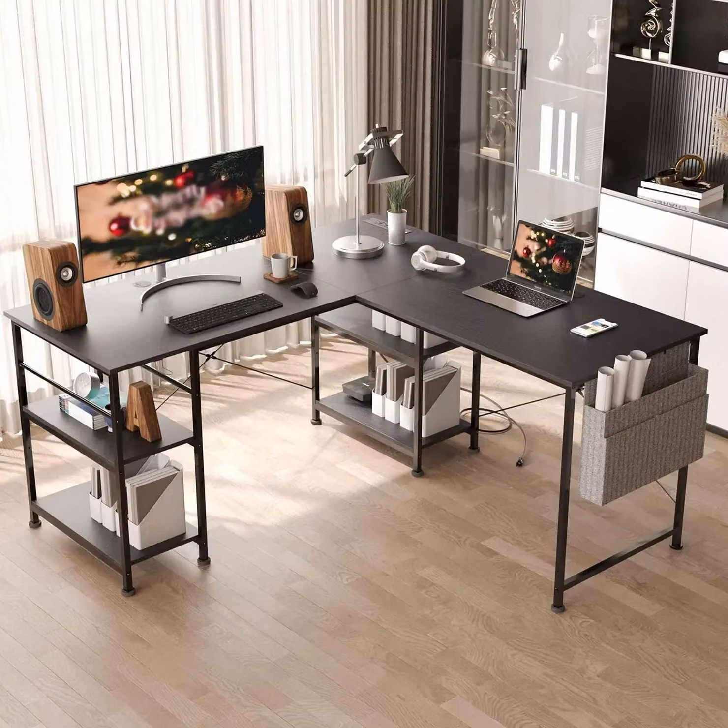 Scrivania a forma di L con prese di corrente e USB, scrivania angolare 140x140 cm con tasca e ganci, scrivania per ufficio domestico, colore nero