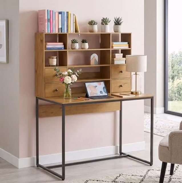 Scrivania ULEVR 105x60 cm con 4 cassetti, ripiani aperti e ripiano regolabile, finitura legno naturale