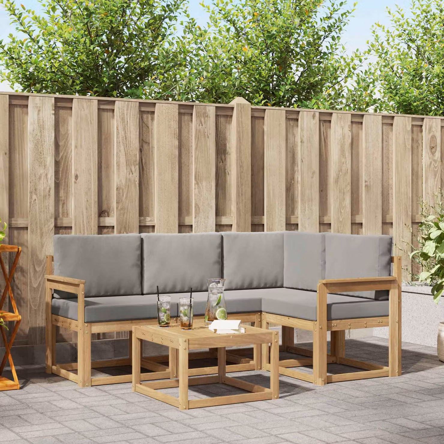 Set di divani da esterno vidaXL a forma di L con tavolo da caffè, composto da 5 pezzi in legno di acacia e tessuto, colori bianco, grigio e marrone