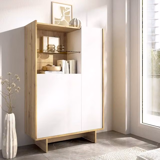 Madia DMORA Edgewood, Credenza moderna in bianco e marrone con ripiani in vetro e MDF, L: 81 cm, P: 30 cm, H: 138 cm