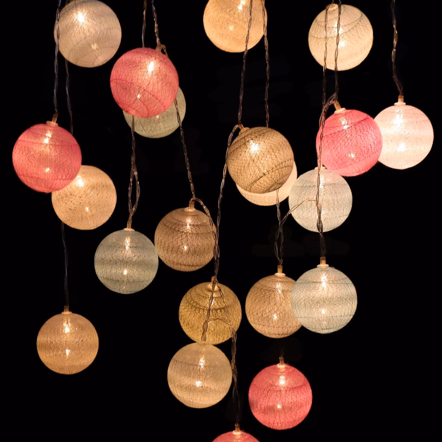 Catena luminosa da 3 metri, con 20 LED, diametro delle palline: 5,8 cm, realizzate in cotone, multicolore