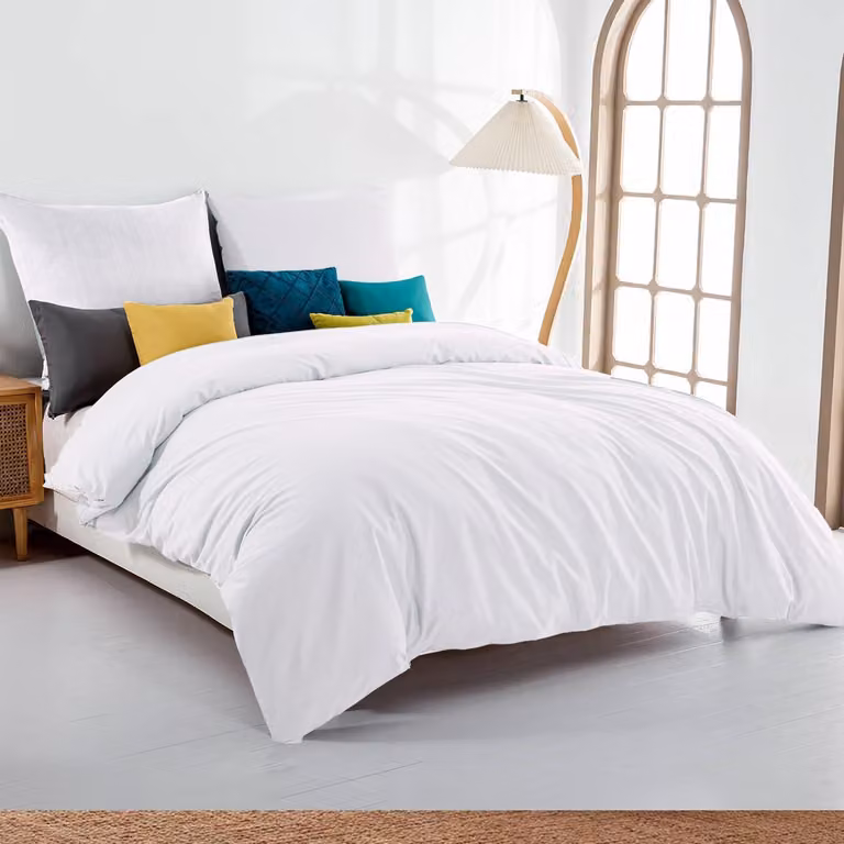Set di lenzuola in microfibra, 140x200 cm, colore bianco. Include federe da 80x80 cm. Chiusura con cerniera, non necessita di stiratura, resistente alle pieghe
