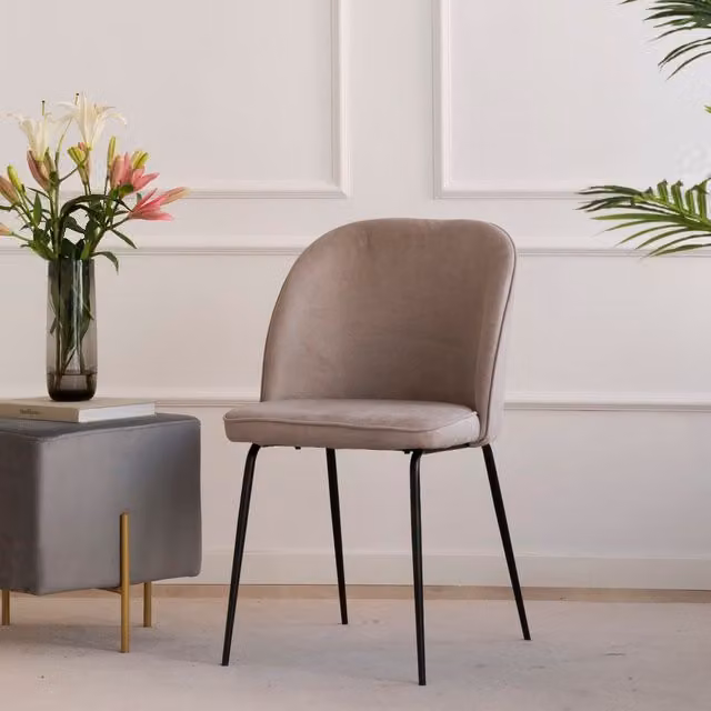Sedia imbottita Banak con struttura in metallo beige e nero