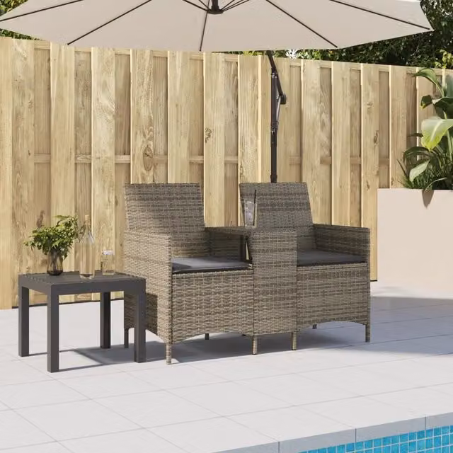 Divano da giardino Design Mania a 2 posti in polyrattan grigio con tavolo e cuscini inclusi – 1