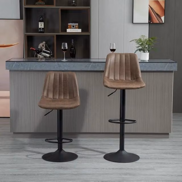 Set di 2 sgabelli da bar OKWISH regolabili in altezza con schienale imbottito in microfibra marrone e poggiapiedi in metallo – 1