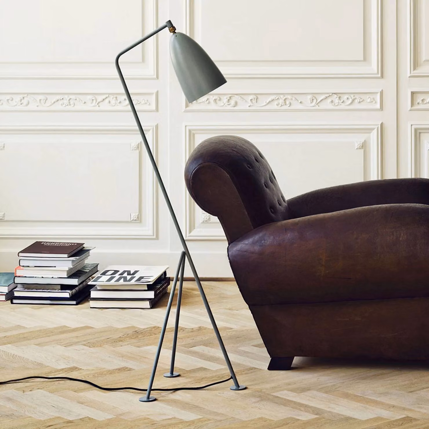 GUBI Lampada da terra di design Gräshoppa, Alluminio / Grigio / Zincato, Soggiorno / Sala da pranzo, Metallo, Design, Lampada da terra