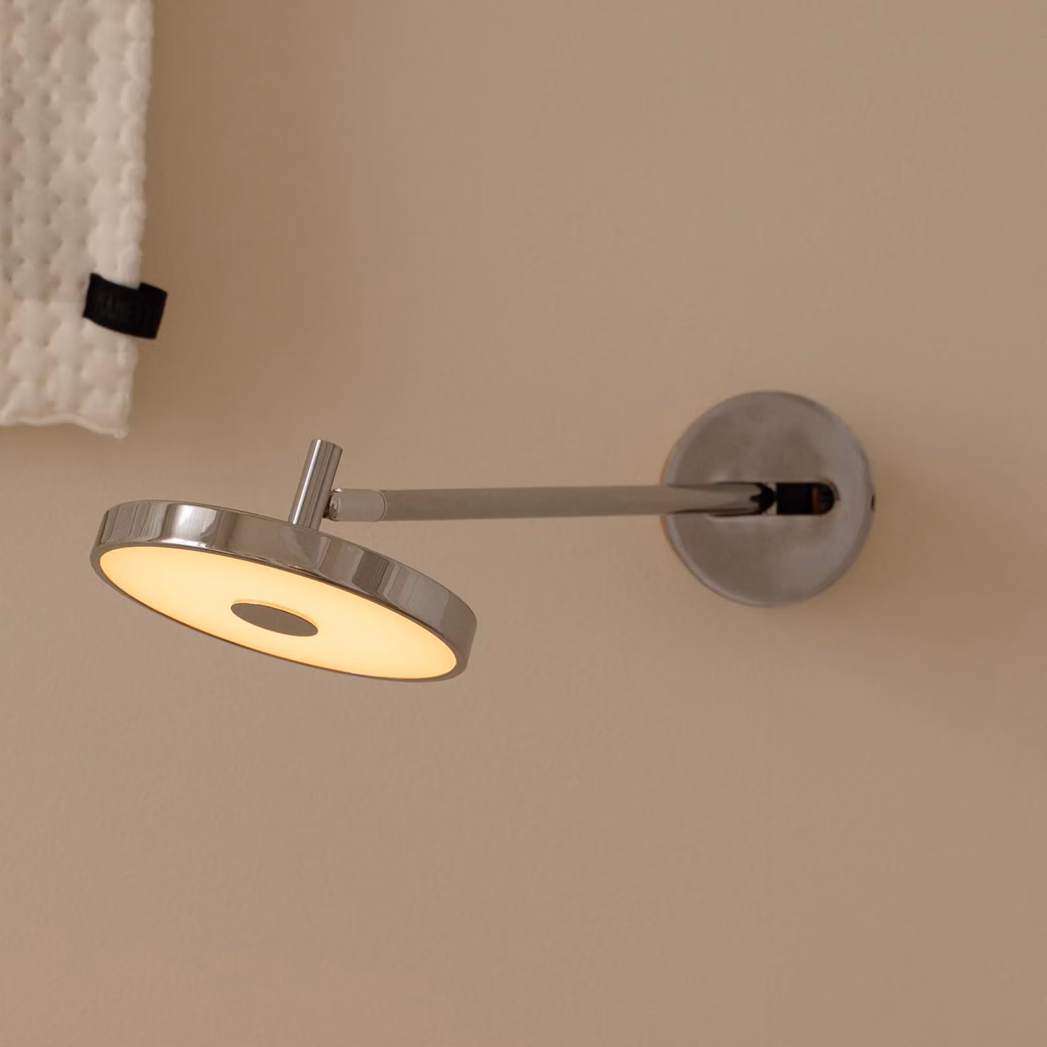 UMAGE Applique da parete di design Asteria LONG HW, dimmerabile, Alluminio / Grigio / Zincato, Soggiorno / Sala da pranzo, Metallo, Design, Applique