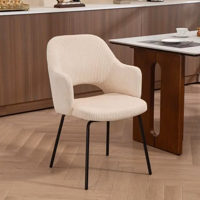Sedia da pranzo in corduroy beige, design avvolgente con gambe in acciaio e piedini regolabili