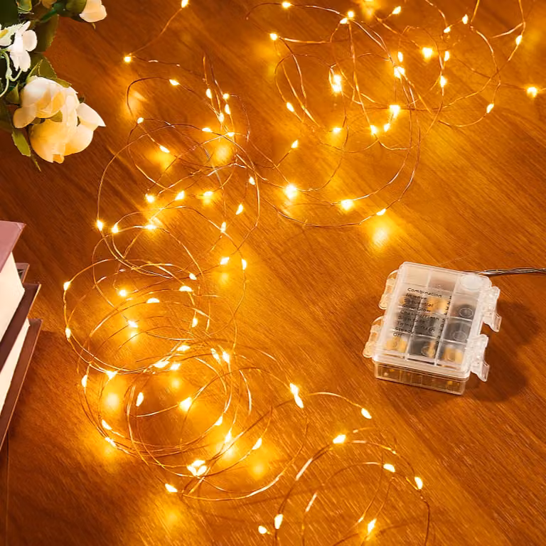 Catena luminosa a LED, 5 metri, luce bianco caldo, alimentazione a batteria, con telecomando, grado di protezione IP44