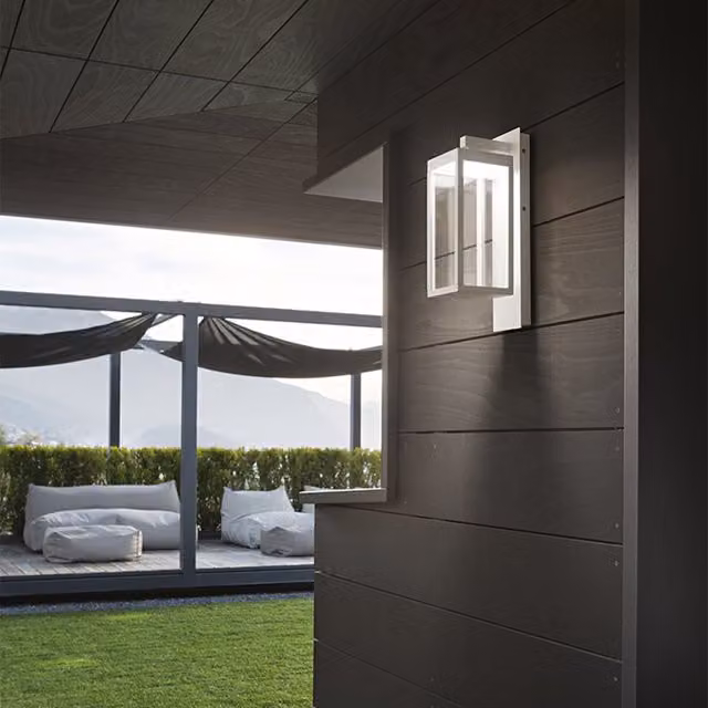 Applique da esterno Gea Sire con LED luce bianca calda, struttura in alluminio e vetro bianco, ideale per giardino, terrazzo e scale