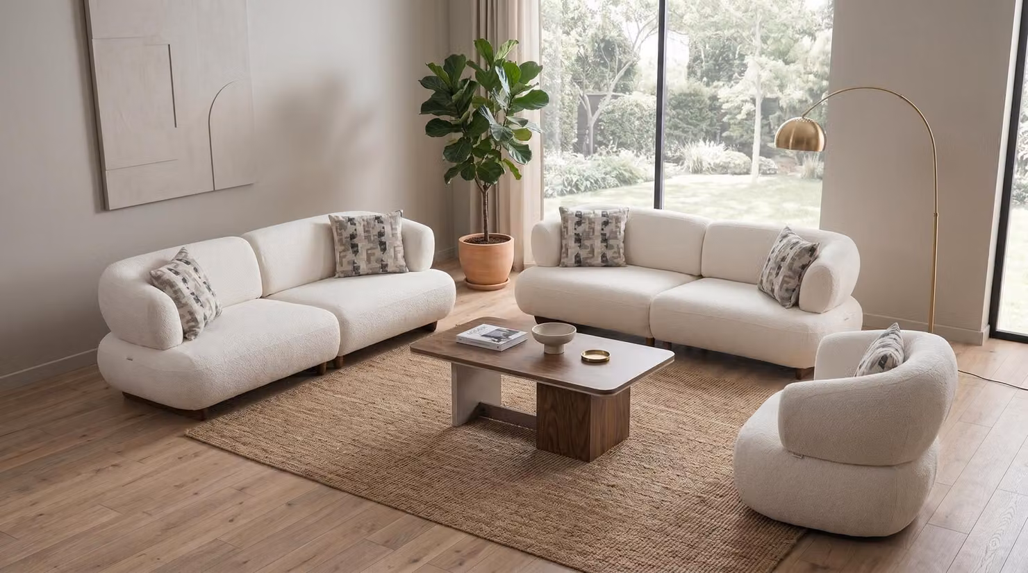 Set di divani composto da: 3 divani a 3 posti, 3 divani a 3 posti e 1 divano a 1 posto, con tavolino. Colore: beige. Tessuto: bouclé. Imbottitura: imbottita