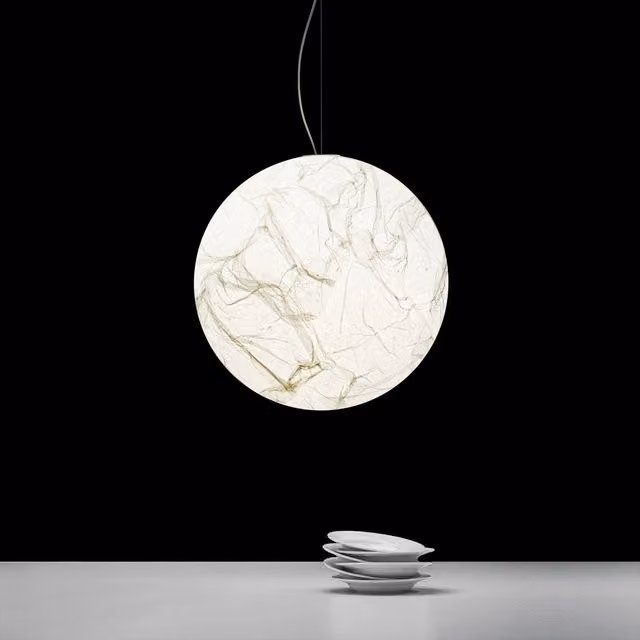 Lampada a sospensione Davide Groppi Moon bianca con design a sfera moderno e altezza regolabile