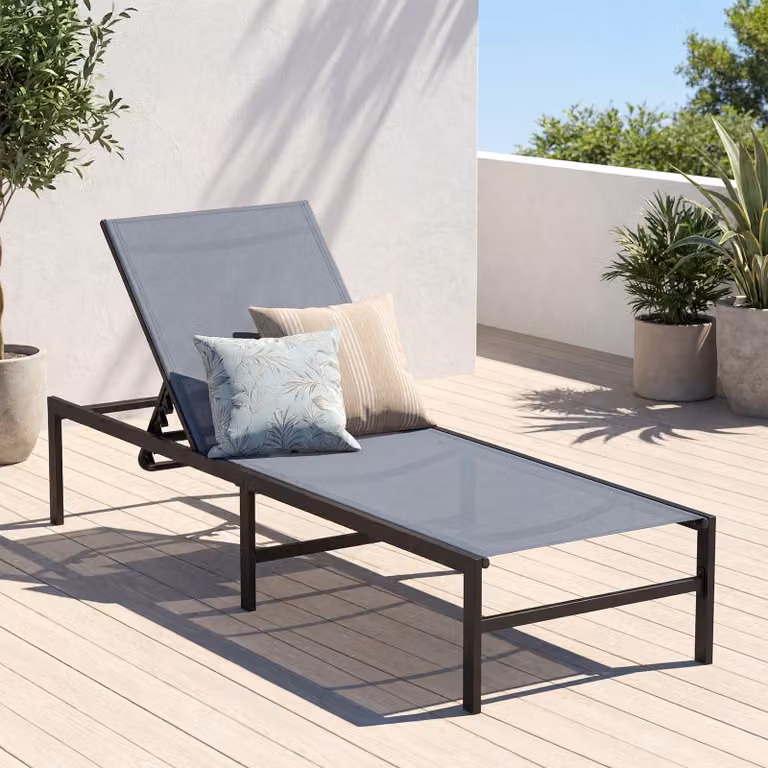 Sedia a sdraio regolabile Costway in metallo e tessuto grigio per giardino e piscina