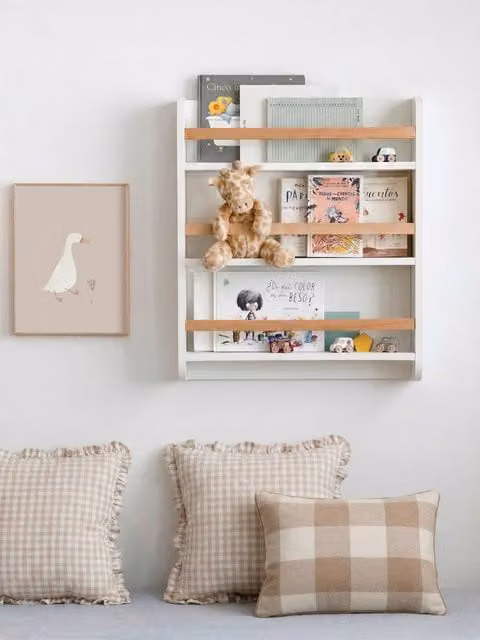 Libreria Round bianca Kenay Home per cameretta dei bambini, modello moderno con schienale e montaggio a parete