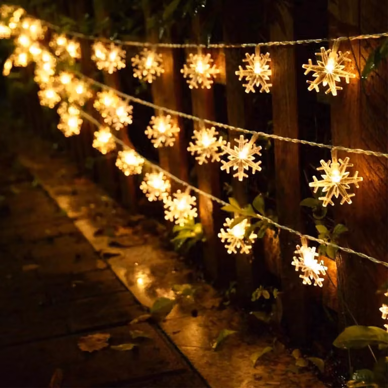 Catena luminosa a forma di fiocchi di neve, con 40 LED, lunghezza 6 metri, adatta per interni ed esterni