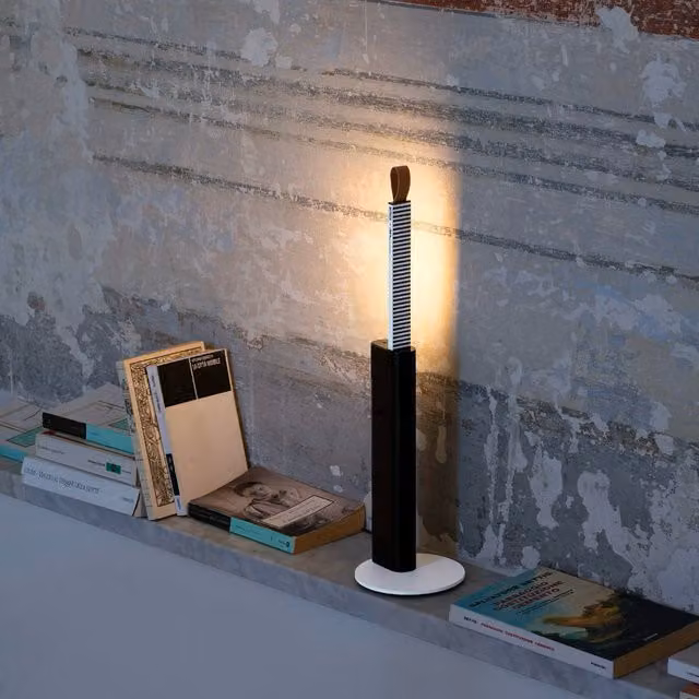 Martinelli Luce Metrica Lampada da tavolo LED in metallo e vetro disponibile in bianco o nero