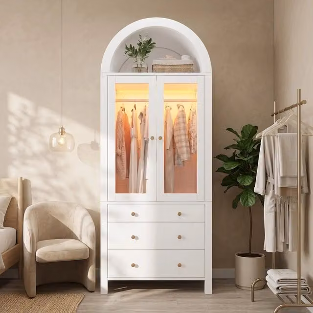 Armadio alto con LED; ripiano in vetro temperato; scomparto portagioie; 1 asta appendiabiti; 3 cassetti; 2 ante in vetro; bianco