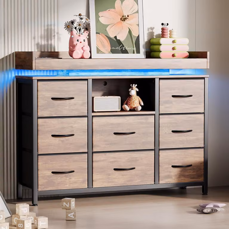 Comodino in tessuto con 8 cassetti, struttura in metallo, piano in legno, illuminazione LED e porta USB, finitura in legno naturale