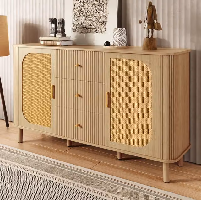Sideboard in MDF naturale con ante in rattan; cassetti ondulati e gambe effetto legno