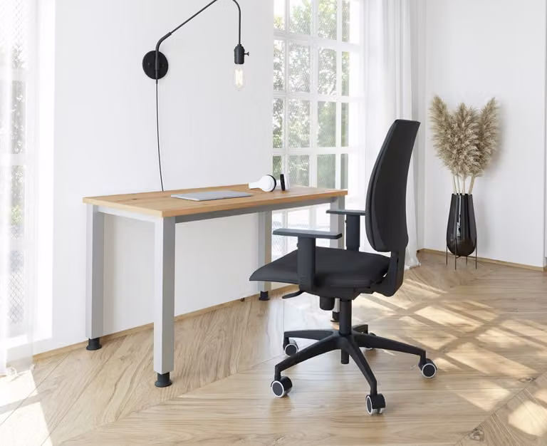 Scrivania da ufficio compatta Serie Q | Profondità 67 cm | 4 gambe | Regolabile in altezza | Estremamente stabile, Dimensioni piano: 140 x 67,2 cm, Colore piano: rovere nodato, Colore struttura: grafite