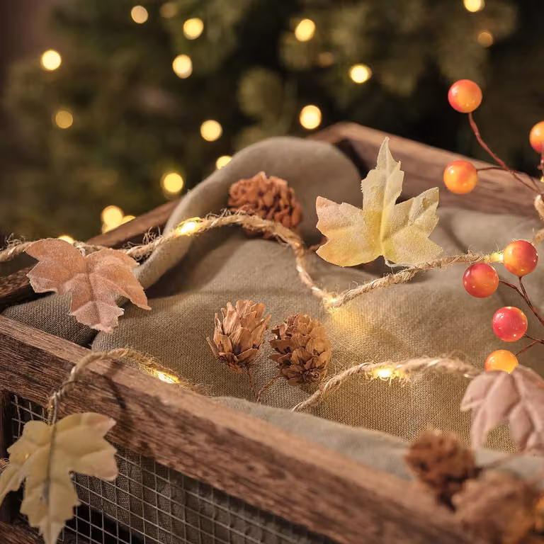 Catena luminosa a tema autunnale, con foglie e pigne, 20 LED bianco caldo, con timer