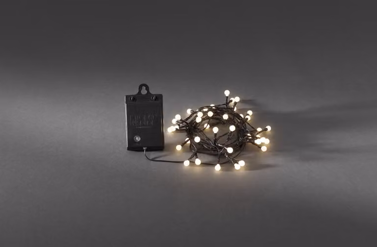 Konstsmide - Globelichterkette a LED, diodi rotondi, con sensore di luminosità con interruttore on/off e timer di 6h e 9h, 40 diodi bianco caldo, a batteria, per esterni (IP44), cavo nero, 4 x AA 1,5V (escl.); 3740-100
