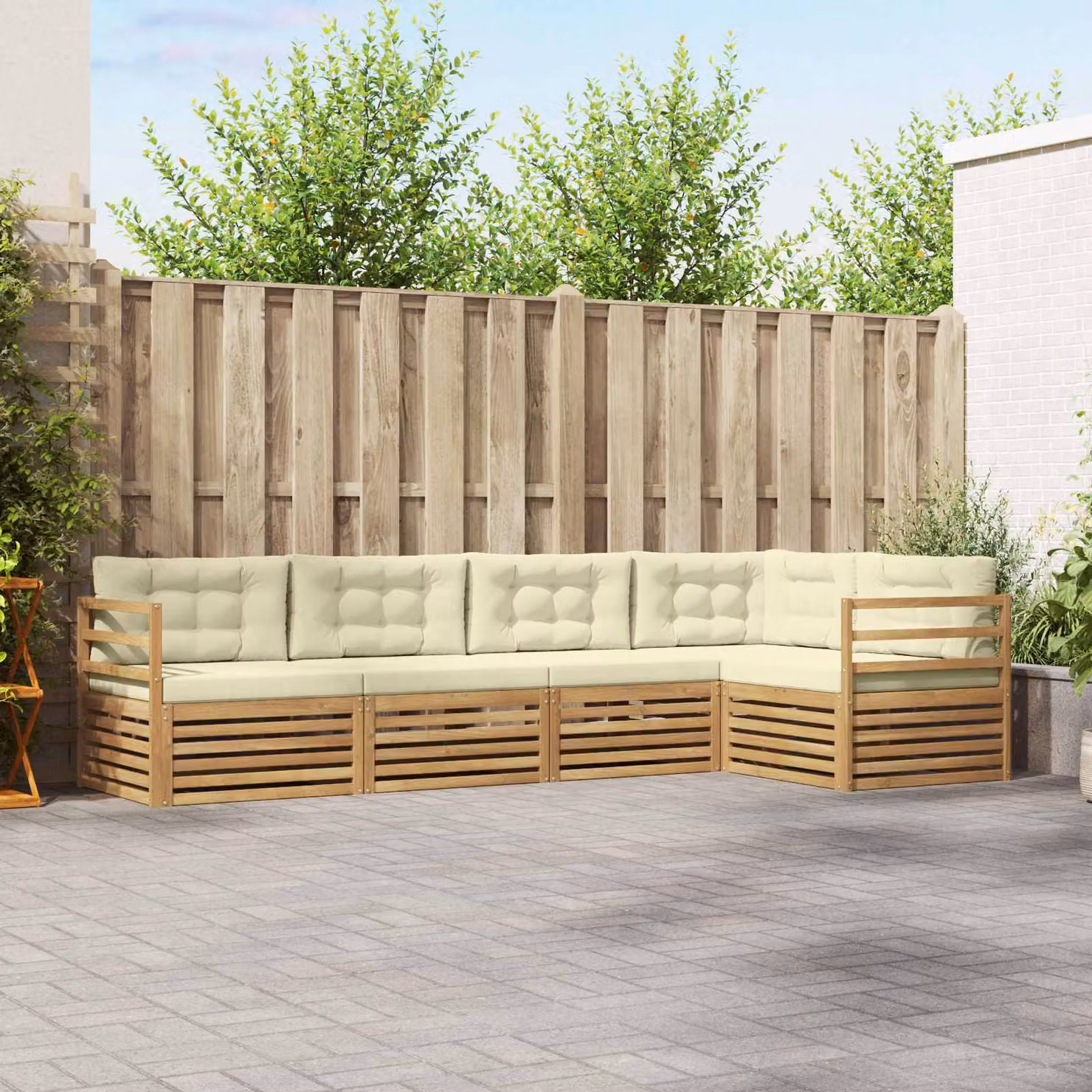 Set di divani da esterno vidaXL a forma di L composto da 5 pezzi in legno di acacia con cuscini bianchi e beige